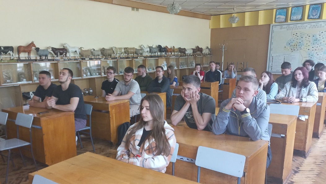 Випускники Бучацького аграрного фахового коледжу знайомляться з особливостями вступної кампанії 2024 року